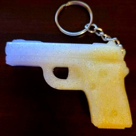🔫 White & Gold Glitter Pistol Keychain - Picture 1 of 3